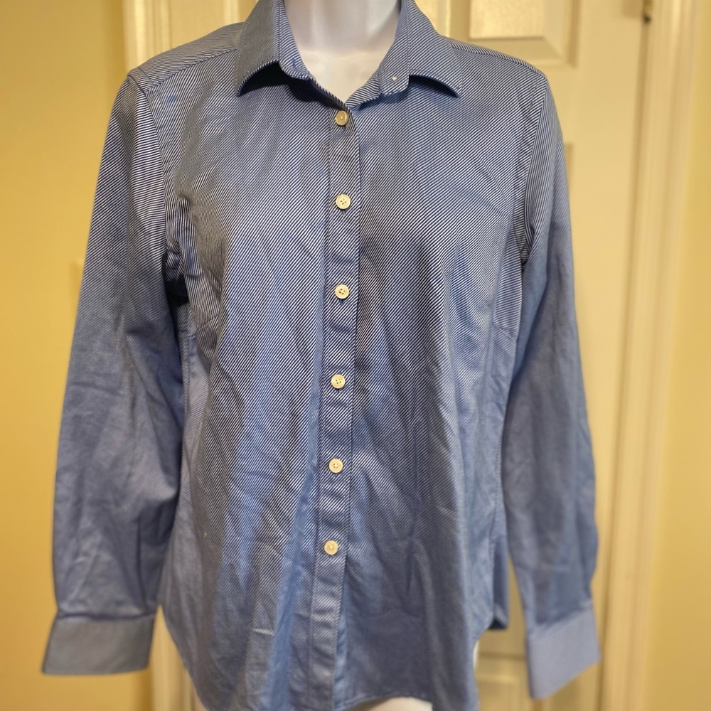 NWOT Greg Norman - Woman’s tailored blue/white striped button down shirt Size: M